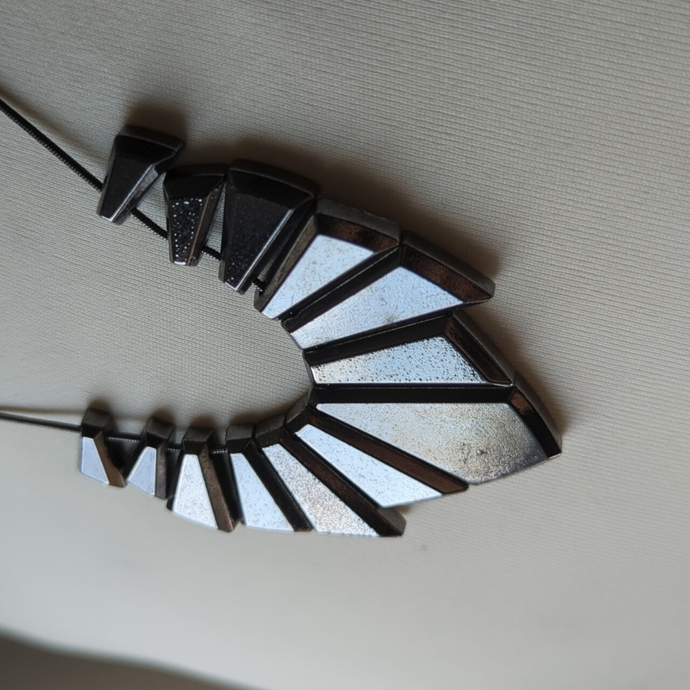 Graphite metallic statement necklace - Picture 2 of 5